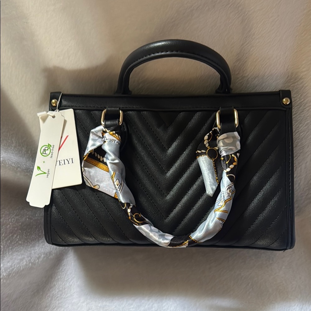 Elegant Black Quilted Crossbody Bag with Chevron Design